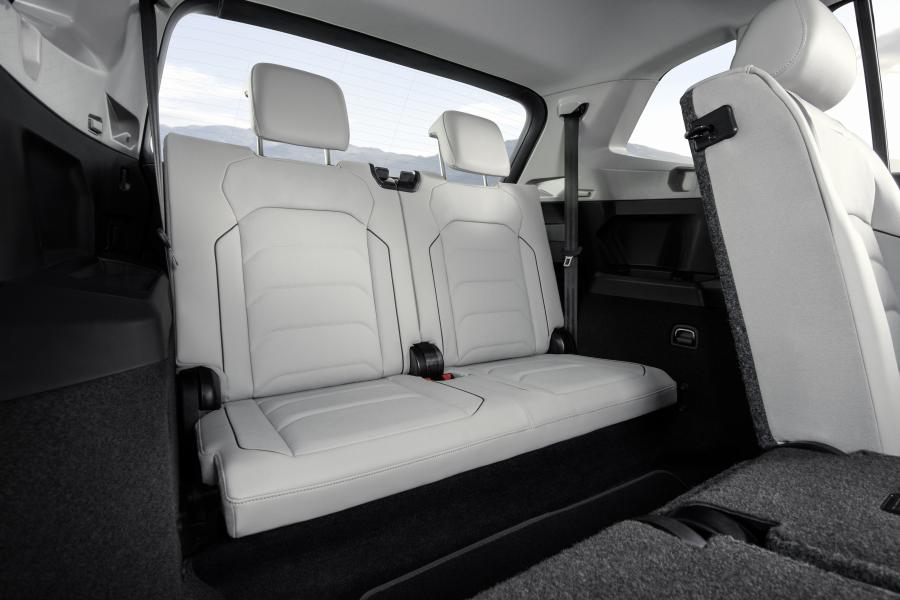 Интерьер Volkswagen Tiguan SEL 2017 года  (NA) (фото 4 из 40)